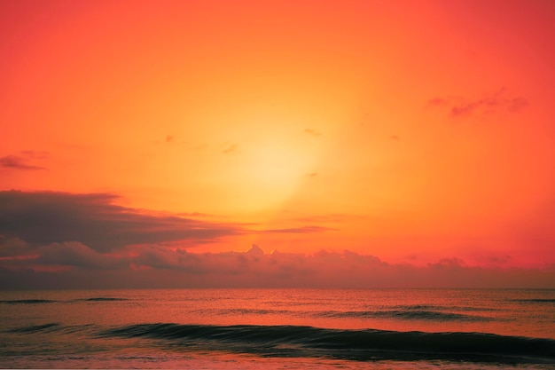 Zeegezicht in de vroege ochtend oranje zonsopgang boven de zee Natuur landschap