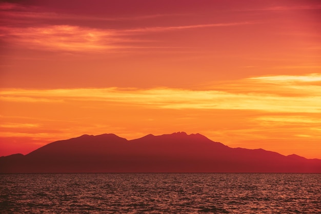 Zeegezicht met bergen bij zonsondergang Rockies in de avond Uitzicht op de berg Olympus aan de horizon Prachtige natuur van Griekenland