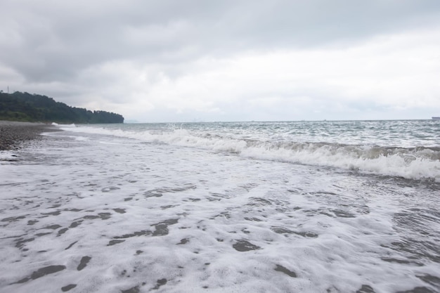 Zeegezicht met een kiezelstrand en de zich verspreidende golven van de Zwarte Zee