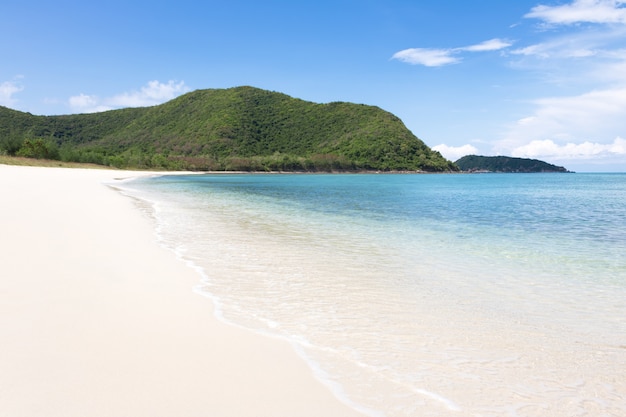 Zeegezicht met eiland en blauwe hemel. Samae San-eiland, Thailand.