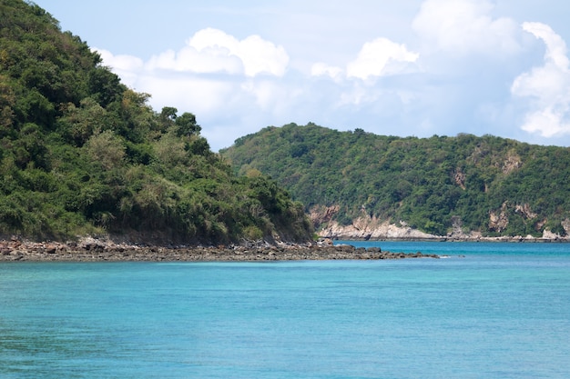 Zeegezicht met eiland en blauwe hemel. Samae San-eiland, Thailand.