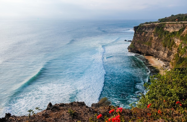 zeegezicht met hoge kliffen in Bali