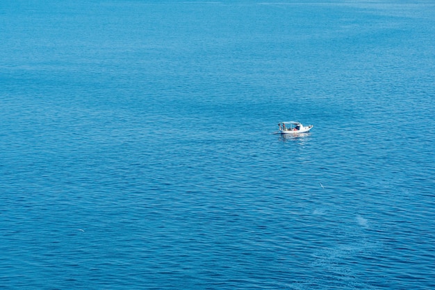Zeegezicht met uitzicht op een eenzame vissersboot van bovenafxAxA