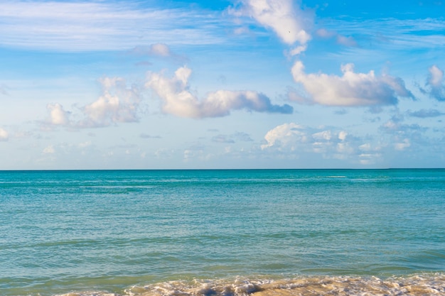 Zeegezicht met wolken op zomervakantie weergave van zeegezicht op zomervakantie