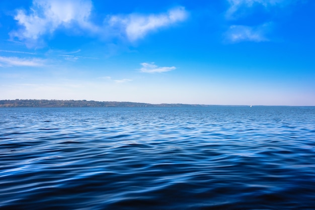 Zeegezicht met zee horizon en bijna heldere diepblauwe hemel - Achtergrond.