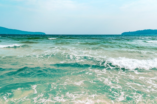Zeegezicht met zeehorizon en bijna heldere diepblauwe lucht - Achtergrond