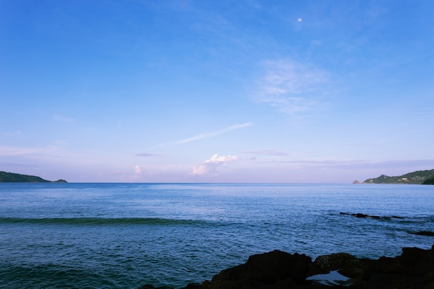 Zeegezicht mooi licht in de ochtendtijd bij phuket Thailand