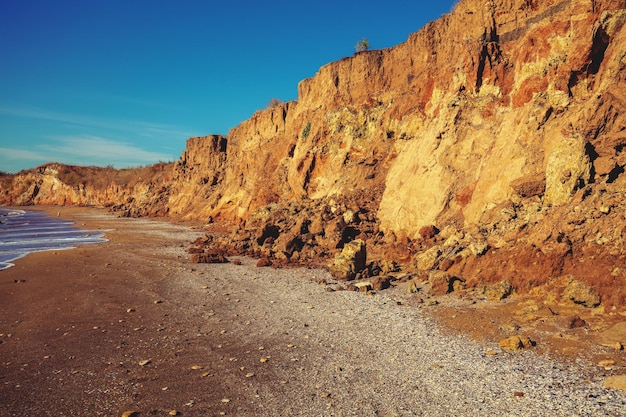 Zeegezicht op een zonnige dag Steile kust van klei Kust in de zomer