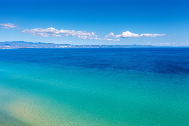 Zeegezicht op een zonnige dagweergave van de zonnige baai in de Egeïsche zee in Chalkidiki, Griekenland