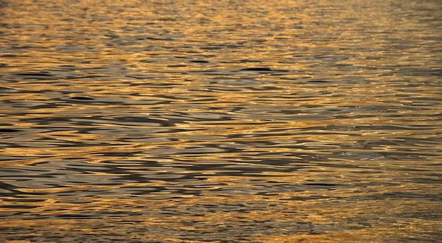 Zeegezicht op zonsopgang boven zee natuur landschap zonsopgang zeewater achtergrond reflectie van de zon in de