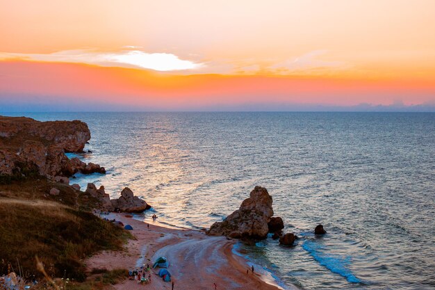 Zeegezicht Oranje zonsondergang boven de zee vanaf de top van de berg