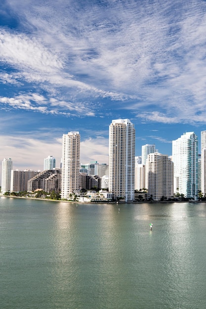 Zeegezicht van Bayside in het centrum van Miami met gebouwen en wolkenkrabbers