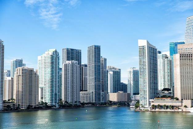 Zeegezicht van Bayside in Miami met gebouwen en wolkenkrabbers in het centrum