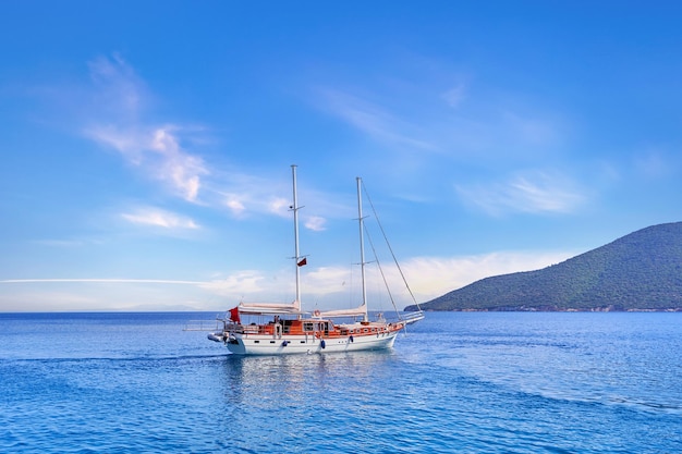 Zeegezicht van boot in turkoois water