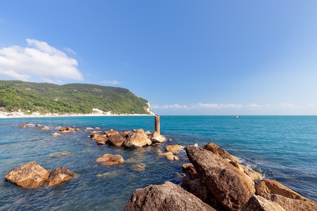 Zeegezicht voor de kust van Riviera del Conero. Sirolo, Italië