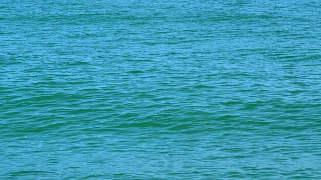 Zeegezicht zachte golven van smaragd heldere zee heldere blauwe turquoise water nog