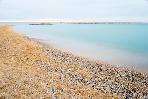 Zeegezicht zandstrand en zee, kust