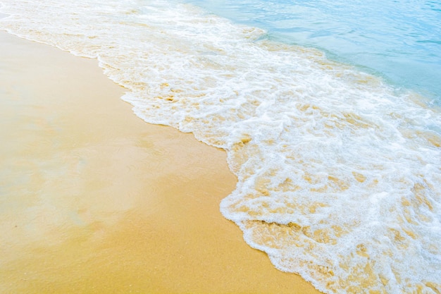 zeegolf die over zand komt. tropisch strand in Brazilië