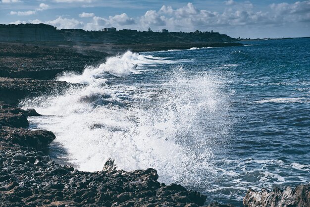 Zeegolf spatten op rotsen, natuurlijke vakantie vintage hipster seizoensgebonden achtergrond. Cyprus