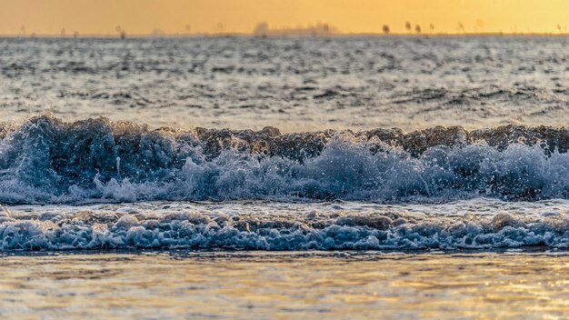 Foto zeegolven die naar de kust rennen.