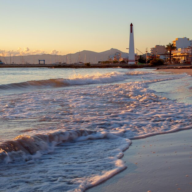 Zeegolven en zonsondergang op het strand van mallorca can picafort