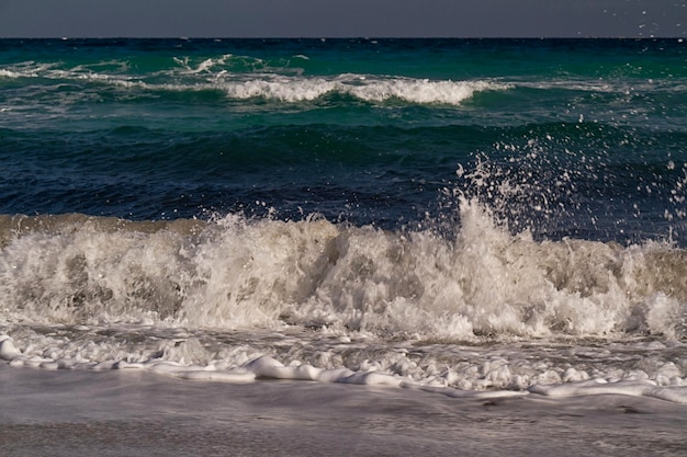 Zeegolven op de Middellandse Zee