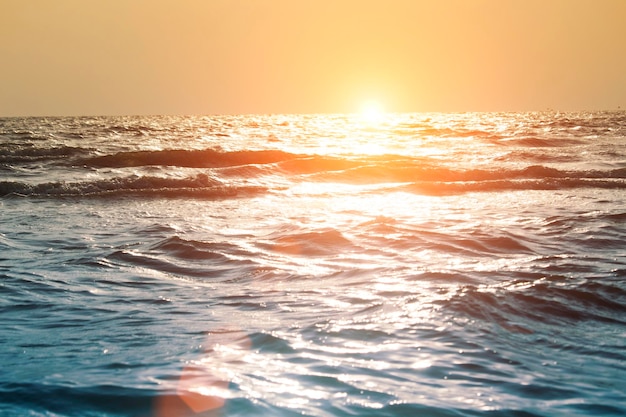 Zeegolven op het strand in de avond