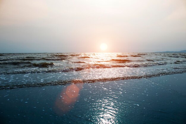 Zeegolven op het strand in de avond