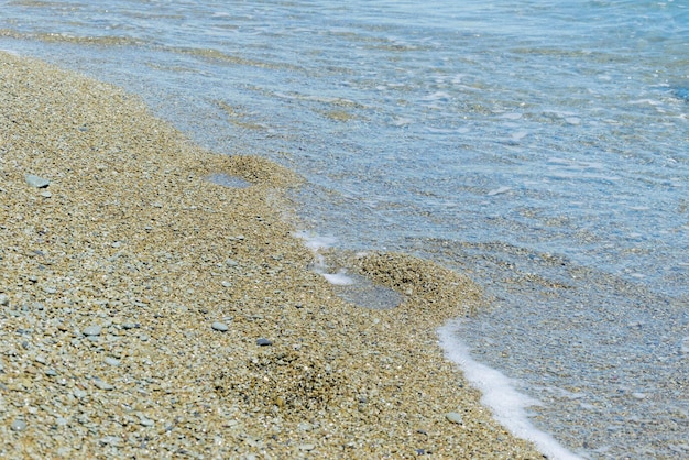 Zeegolven op kiezelstenen