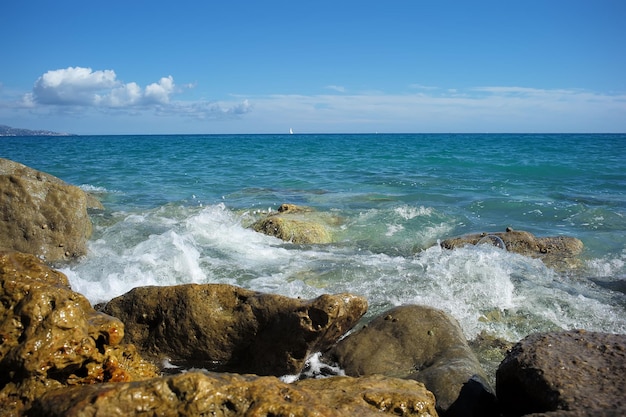 Zeegolven raken steenachtige kust