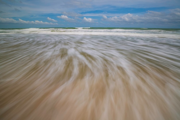 Zeegolven wimperlijnbeweging op het strand