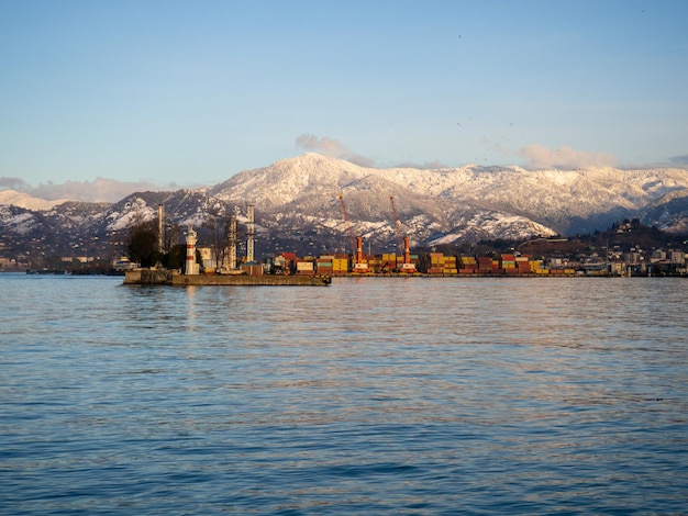 zeehaven en bergen zijn zichtbaar Natuur en technologie Batumi stad Landschap van Georgië