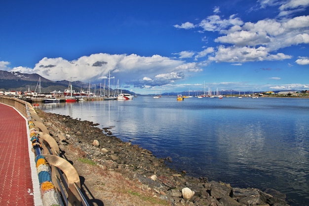 Foto zeehaven in ushuaia stad op tierra del fuego, argentinië