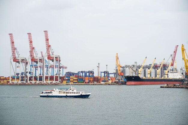 Zeehaven waar grote kranen containers op vrachtschepen laden