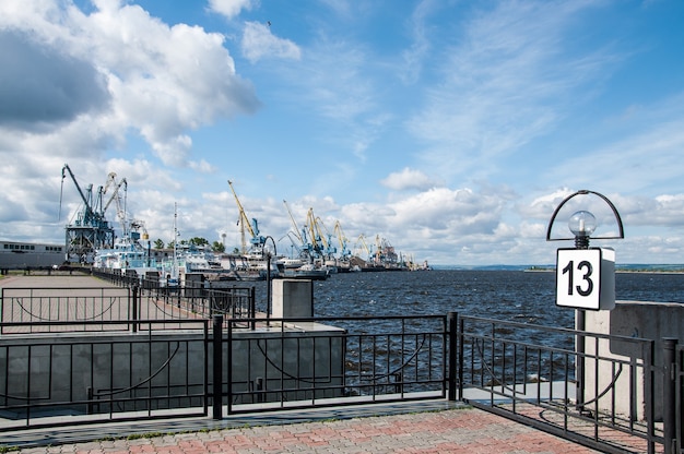 Zeehavendoorgang met vrachtkranen