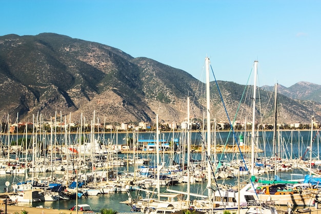 Foto zeehavenlandschap met panoramisch uitzicht op jachten en boten