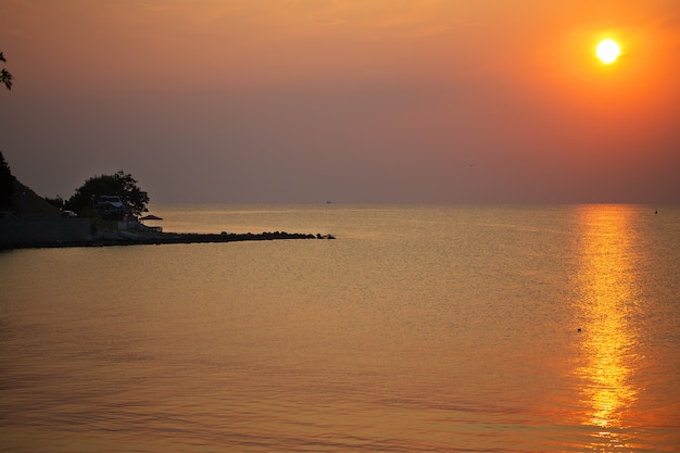 Zeekust bij zonsondergang