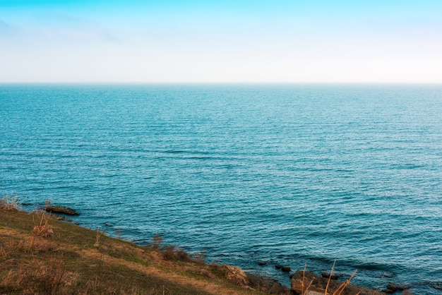 Foto zeekust met azuurblauw water