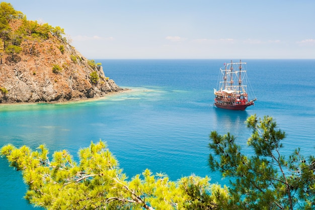 Zeekust met dennen in de buurt van Kemer, Turkije. Prachtig zomers landschap