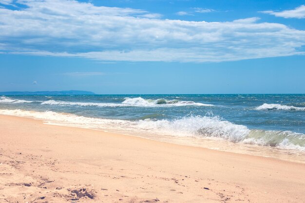 Zeekust met golf en zandige kust op een zomerdag Zwarte Zee-resorts van het Krasnodar-gebied