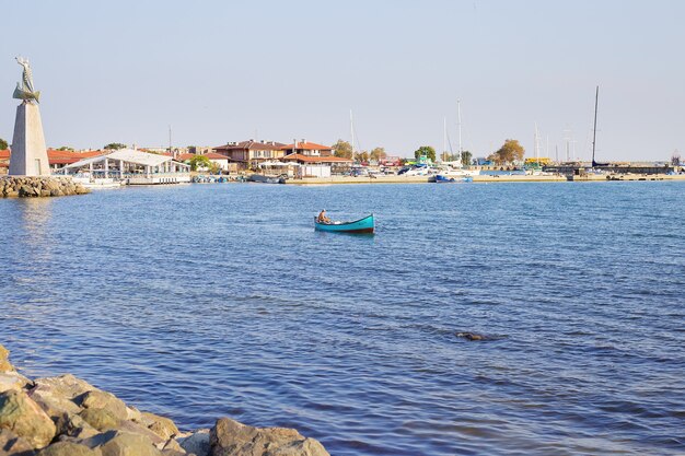 Zeekust van Nessebar met grote golven