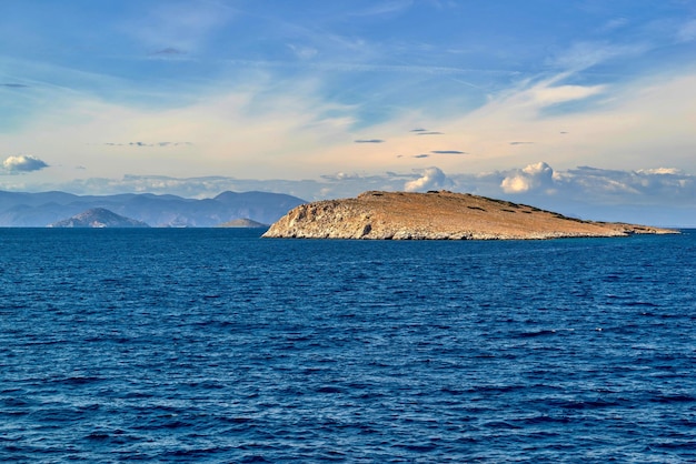 Zeelandschap met bergen en met heuvels aan de horizon en met een grote bergkam op de voorgrond