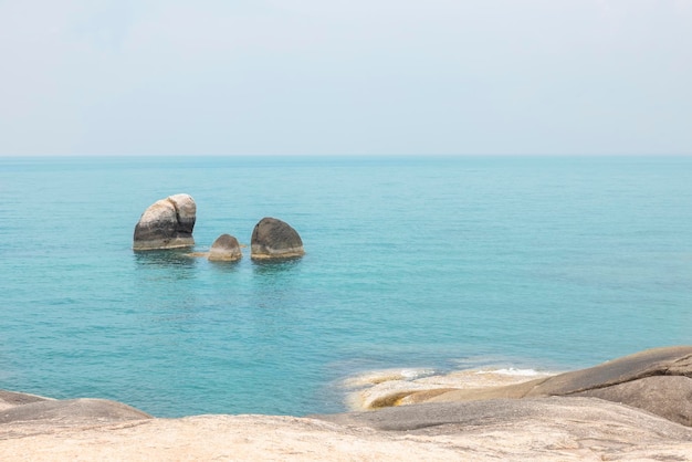 Zeelandschap met rotsen op de voorgrond en lucht op de achtergrond Therapeutisch natuurlandschap geeft een gevoel van ontspanning In de provincie Koh Samui Surat Thani Thailand