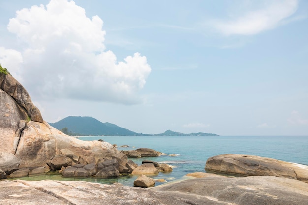 Zeelandschap met rotsen op de voorgrond en lucht op de achtergrond Therapeutisch natuurlandschap geeft een gevoel van ontspanning In de provincie Koh Samui Surat Thani Thailand