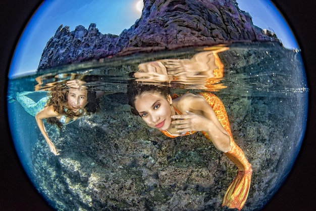 Foto zeemeermin onderwater zwemmen in de diepblauwe zee