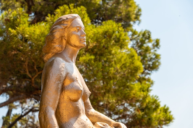 Zeemeerminbeeldhouwwerk in Cala Canyet naast de stad Tossa de Mar. Girona, Costa Brava in de Middellandse Zee