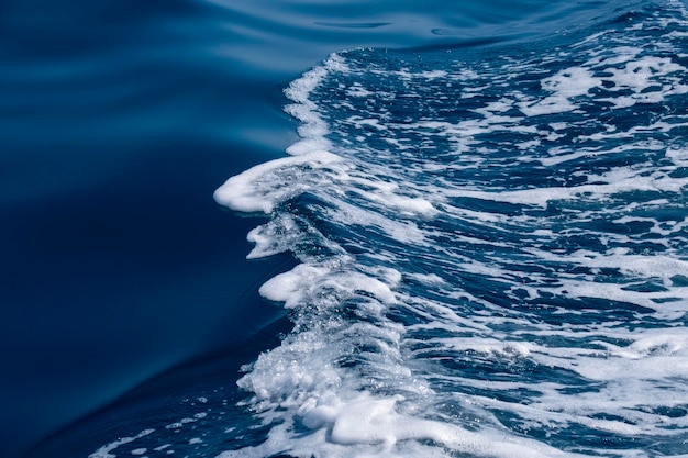 Zeeoppervlak, instroom van golven. Het water in sissend schuim. Bureaublad achtergrond. Kanaal Mozambique, Af