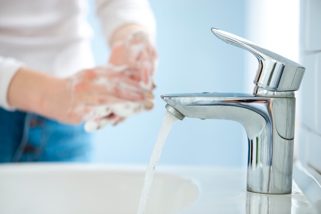 Foto zeep en water reinigen de handen