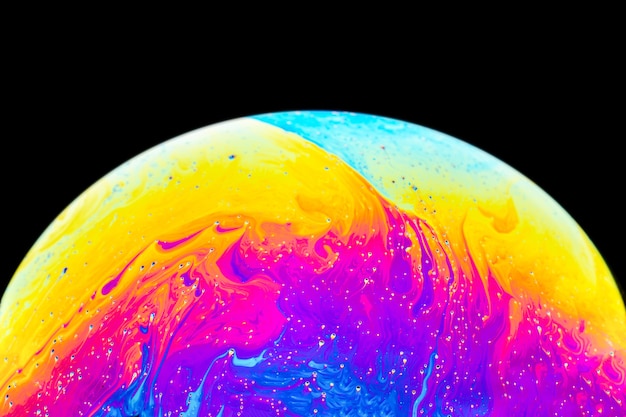 Foto zeepbel close-up macro abstractie en planeet imitatie. abstracte achtergrond met kleurrijke gradiëntkleuren.
