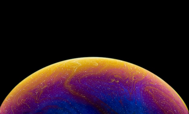 Zeepbel die de atmosfeer van een planeet simuleert met verschillende vormenkleuren